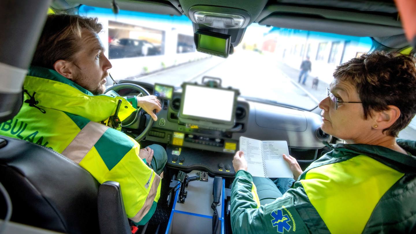 Ambulanssjuksköterskor i förarhytten på en ambulans