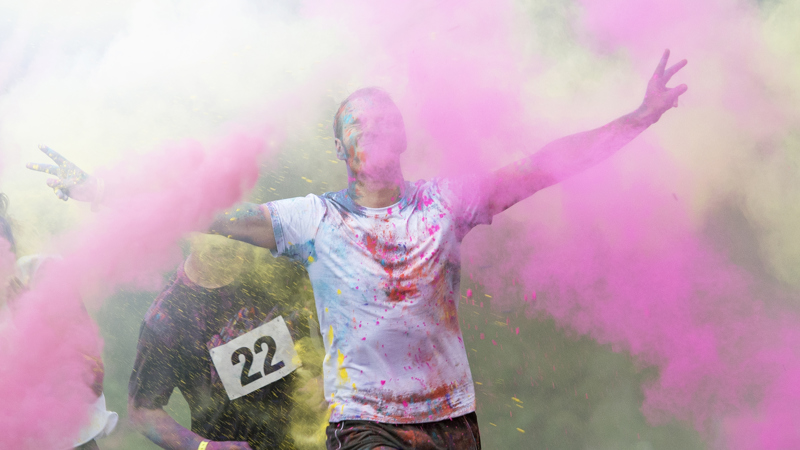 Student som springer color run under introduktionen 2016