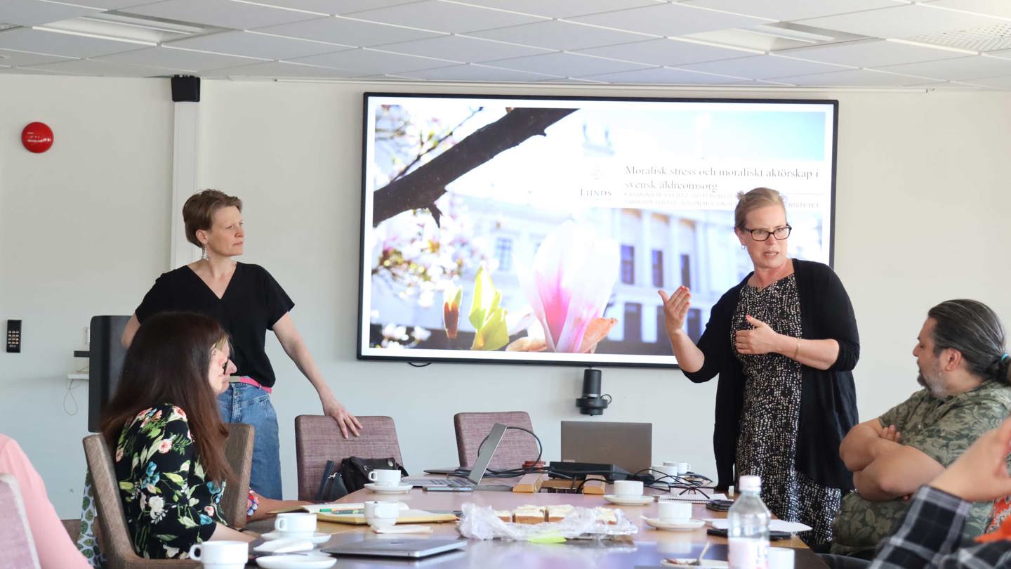 Sara Hultqvist och Katarina Hollertz föreläser på seminarium om hemtjänsten