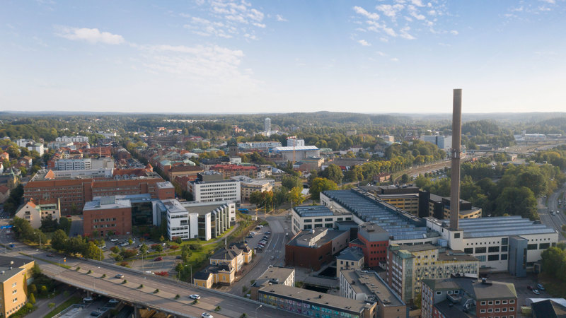 Drönarvy över campus och staden