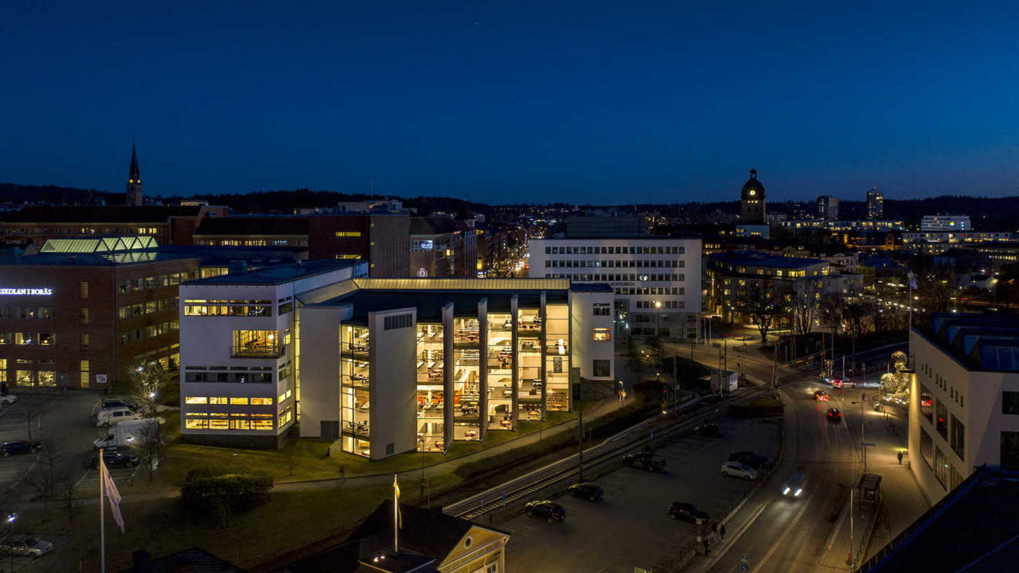 Kvällsvy över högskolans bibliotek