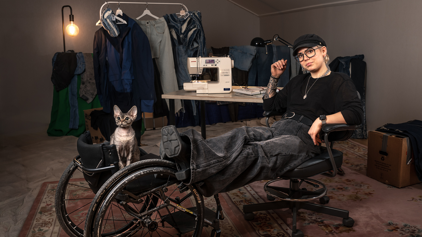 Bild på årets alumn 2025: Louise Linderoth med rullstol och katten Frank