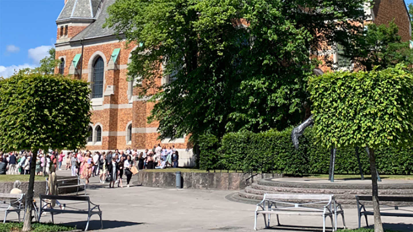 Studenter på fäg in i Gustav Adolfskyrkan