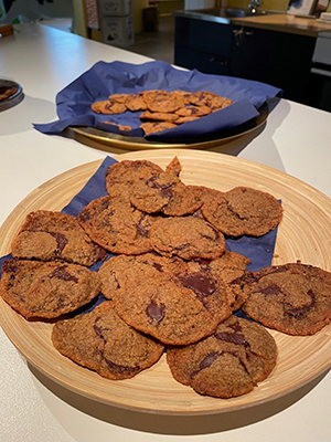 Runda chokladkakor på ett fat.