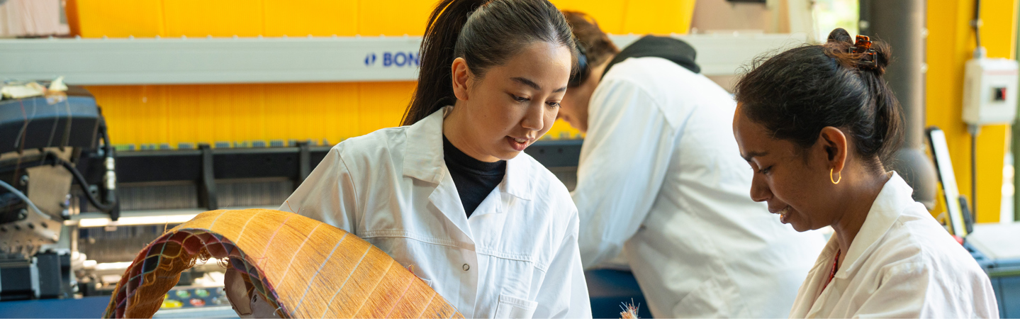 Studenter i textillabb