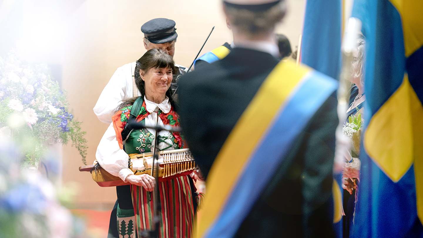 Spelmän med nyckelharpa och folkdräkt går först i processionen. 