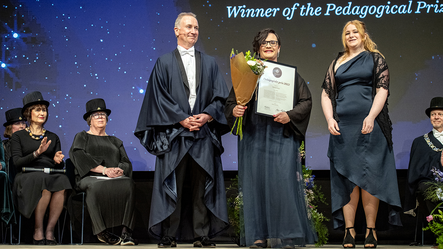 Malin Utter med blommor och diplom är mottagare av Pedagogiskt pris, flankerad av prorektor Kim Bolton och Natascha Dybeck, ordförande i Scientias.