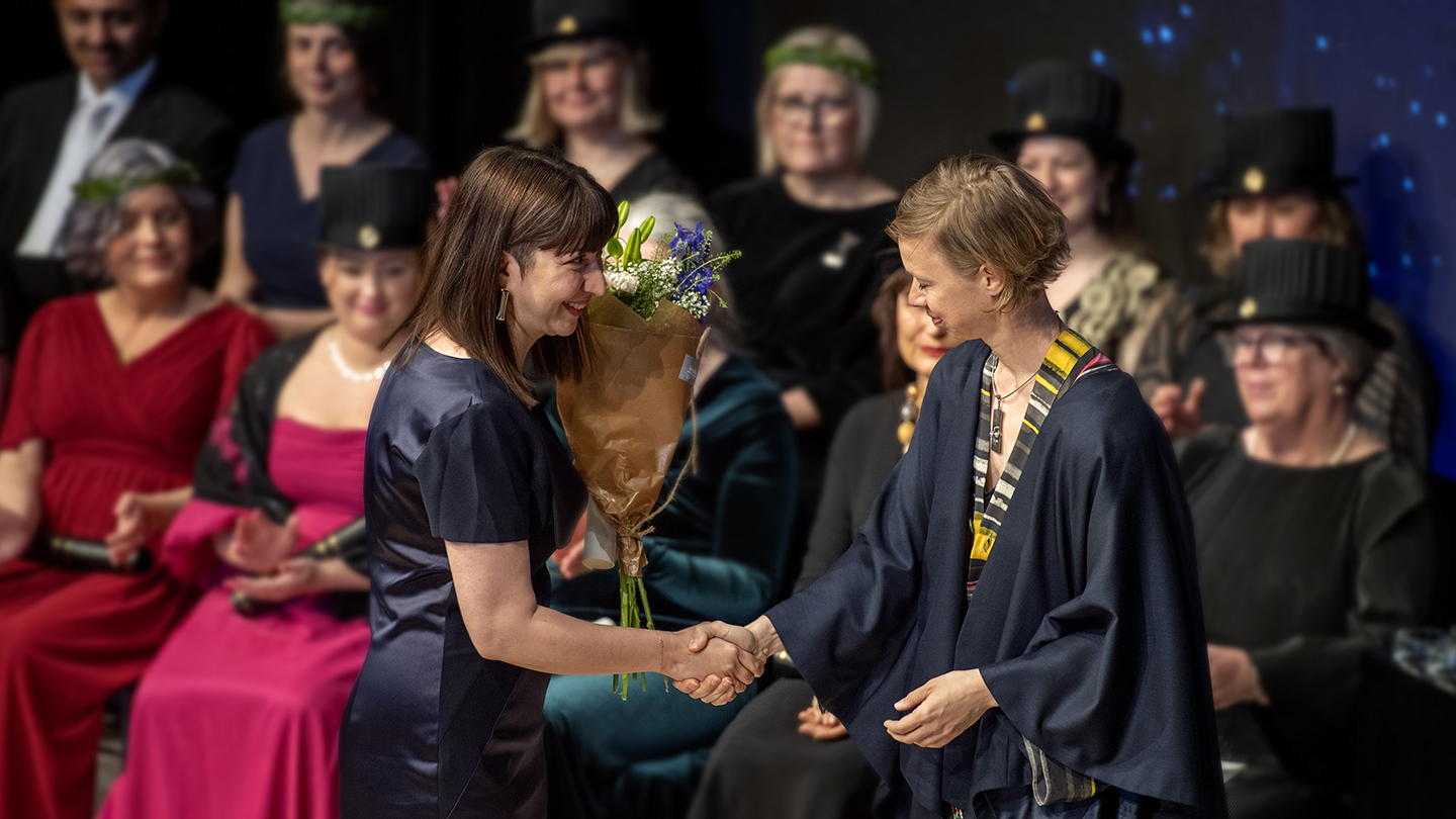 Marjan Kooroshnia, docent i textildesign, gratuleras av Hanna Landin, ordförande i Nämnden för konstnärlig forskning och utbildning.