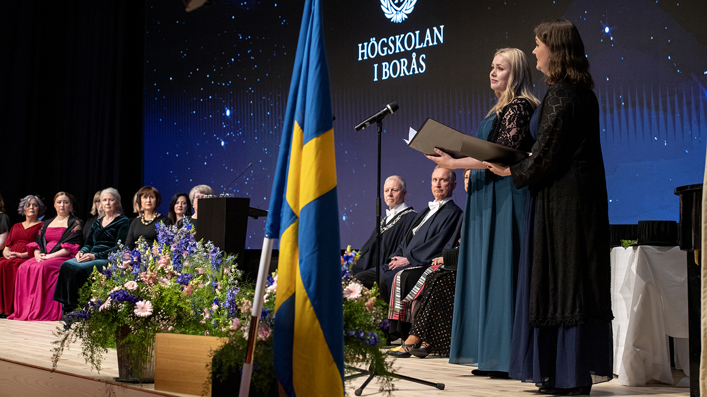 Studenter från Högskolan för scen och musik, Göteborgs universitet, sjunger på scen. 