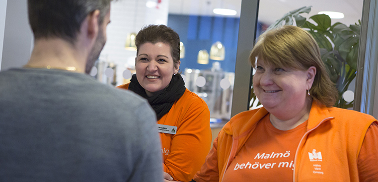 Arbetsgivare som pratar med en student under arbetsmarknadsmässan STARK