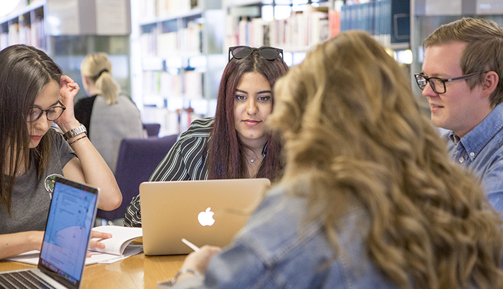 Studenter arbetar i grupp