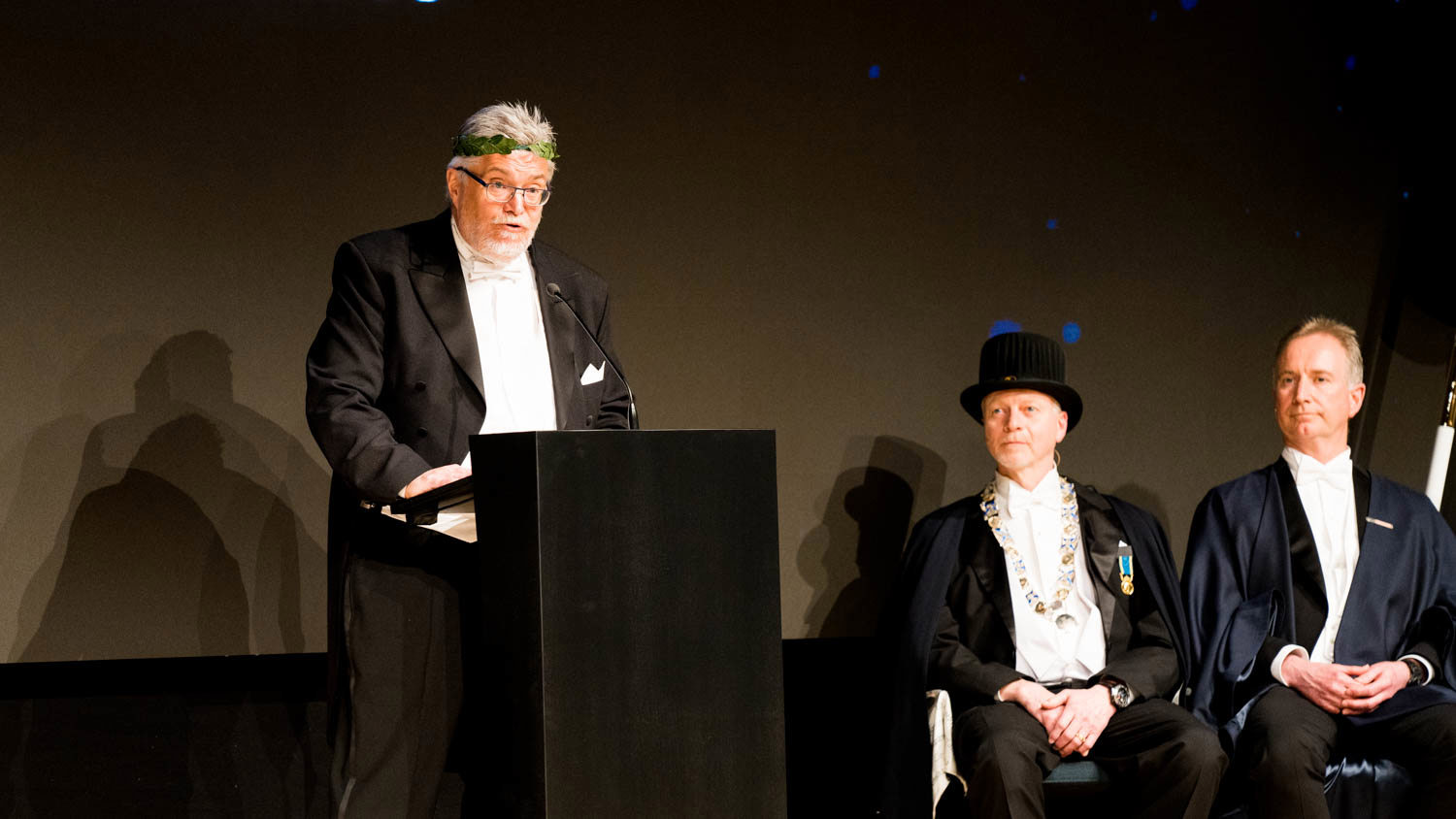 Honorary doctor Romulo Enmark giving a speech