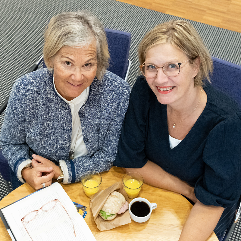 Biblioteksfrukost med Anna och Lena