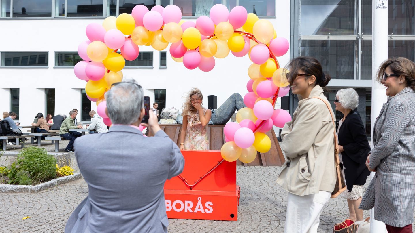 glad student fotas av anhöriga