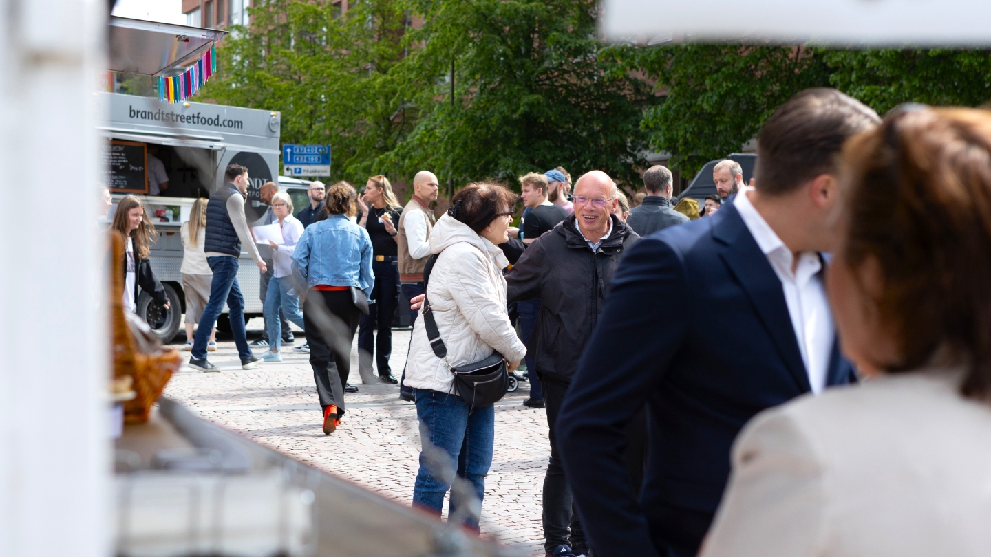 anhöriga på akademiplatsen under examensevent
