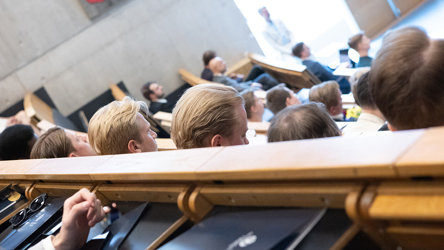 studenter under examensceremoni