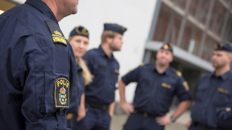 Närbild på poliser