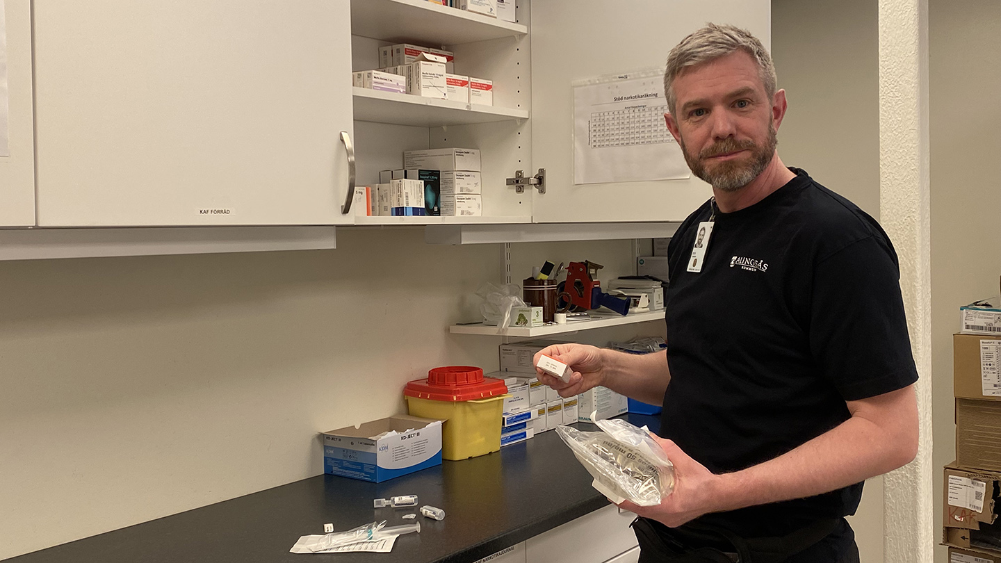 Bild på Erik Holmdahl i sin yrkesroll som sjuksköterska