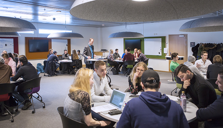 Studenter vid gruppbord i rummet för aktivt lärande, Loftet.